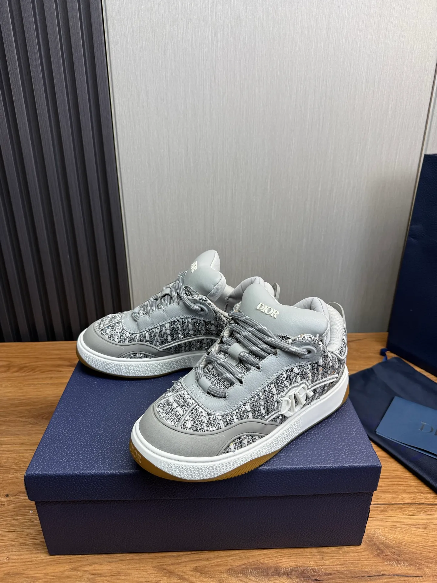 Men's shoes 💰800💰 Dior sneakers enrich the classic series with fashionable retro style. Carefully crafted, they can be paired with casual looks all year round. Dad Shoes style shoes that follow the trend of the retro market ▪️ Fabric: Original custom embroidered cowhide ▪️ Lining: Imported breathable mesh ▪️ Sole: Original molded non-slip outsole ▪️ Size: 38-45 (45 is custom-made and cannot be returned)
